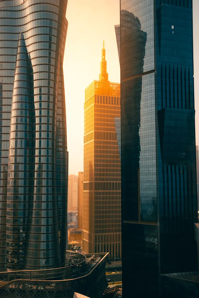 Tours de Dubaï au coucher du soleil, vues en contre-plongée.